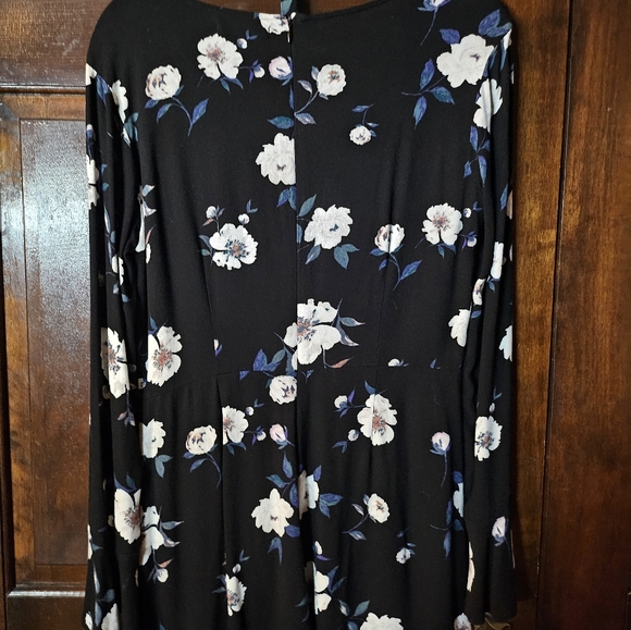 Very pretty romper, has pockets on the shorts - Picture 2 of 9